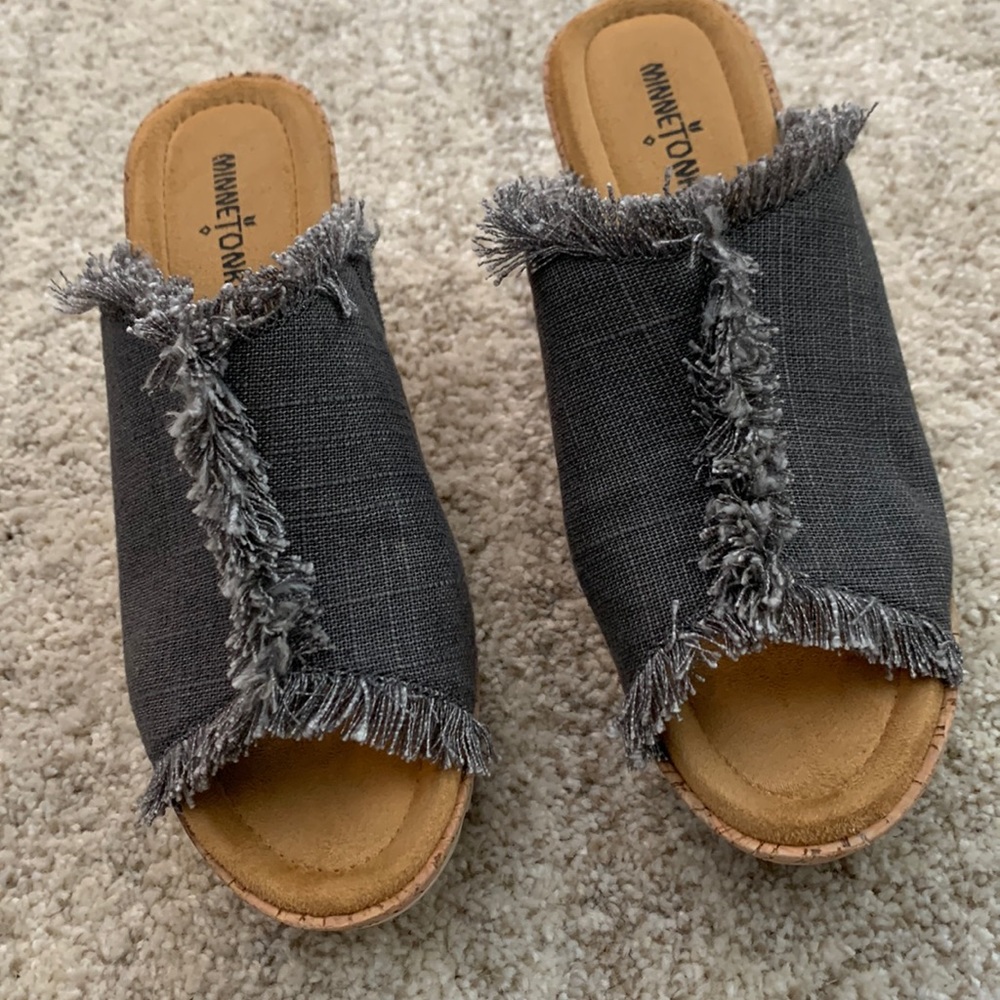 Minnetonka gray wedges